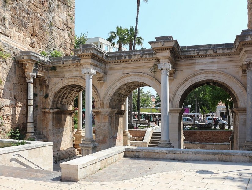 دروازه هادریان