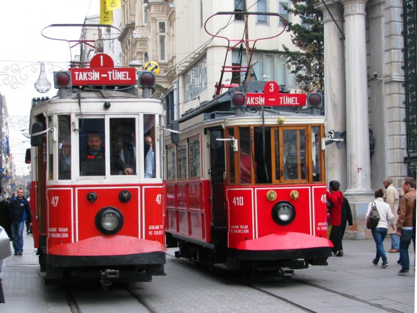 在独立大街(istiklal cad)乘坐怀旧电车