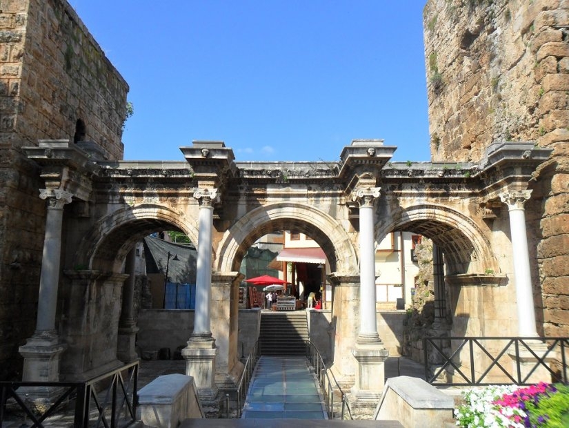 Le célèbre arc d\'Antalya : la porte d\'Hadrien