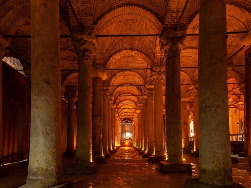 Ouverture de la citerne d\'une basilique récemment restaurée à Fatih