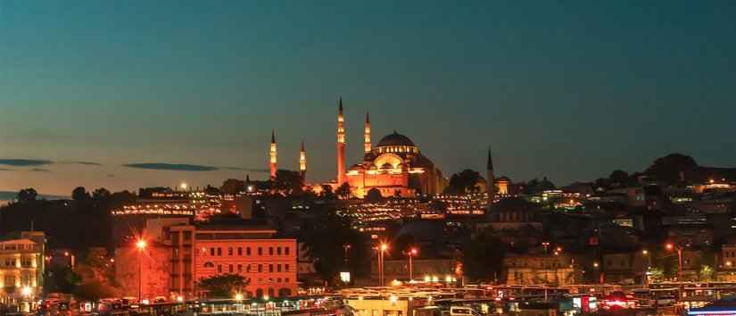 انڈر برج فش سینڈوچ سیلرز آف Eminönü
