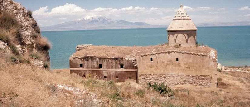 Une île lacustre en Turquie : Çarpanak