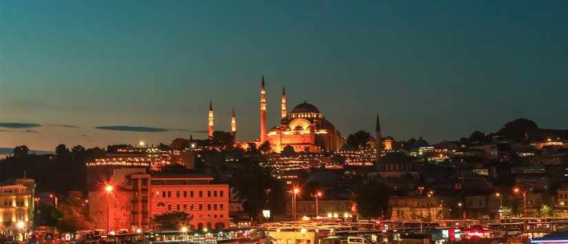 انڈر برج فش سینڈوچ سیلرز آف Eminönü