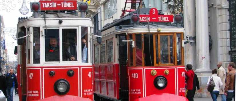 Promenade en tramway nostalgique dans la rue Istiklal